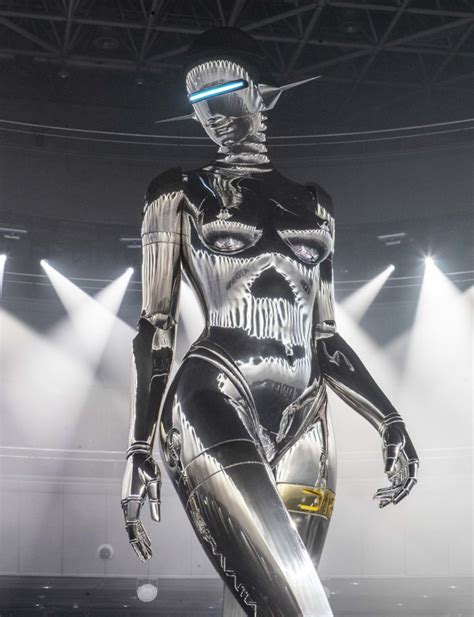 dior hajime sorayama|Dior Homme, la sfilata a Tokyo e la scultura di Sorayama.